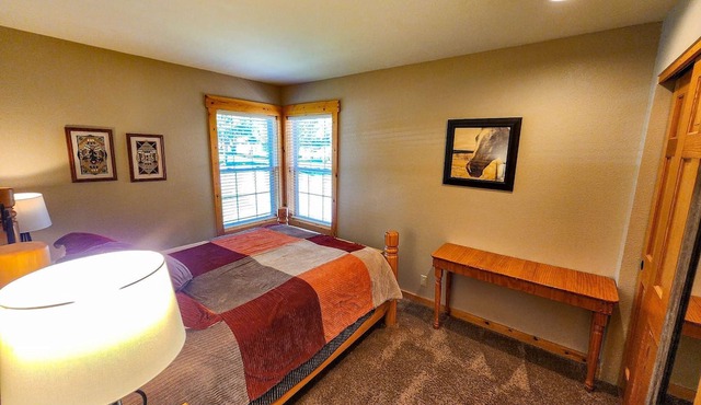 Spacious 3BR Chalet | Golf. Pools. Free Parking in Redmond