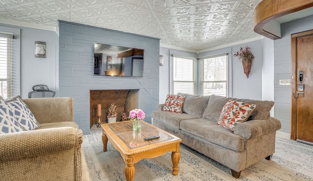 4 Mi to Dtwn Kalamazoo: Central Apt in Kalamazoo
