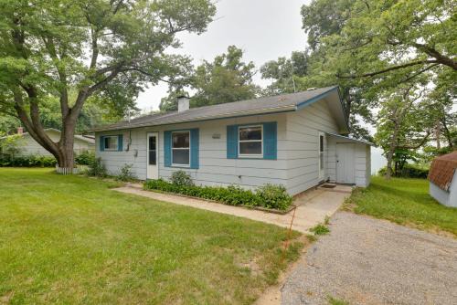 Cozy Retreat on Lake Michigan w/Stairs to Beach in Benton Harbor