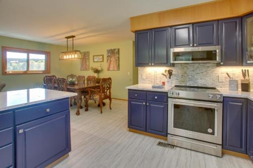 Puget Sound Views, 8.5 Acres! Luxury Outdoor Oasis