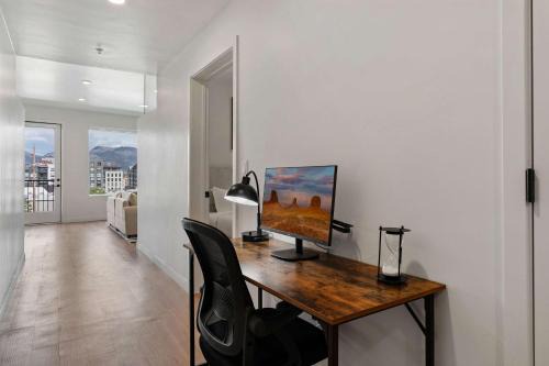 Stylish SLC Getaway 2-Bed 2-Bath with Balcony