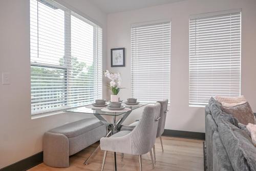 Alease Retreat Luxury 2BR 2BA Suite Sleeps 4 with a Pool and Food Hall