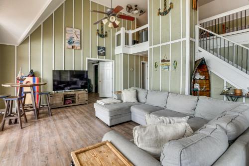Dock & Fire Pit: Stunning Lake Sinclair Home! in Sparta