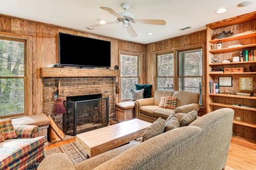 Relax Creekside: Forest-View Gem in Marietta!